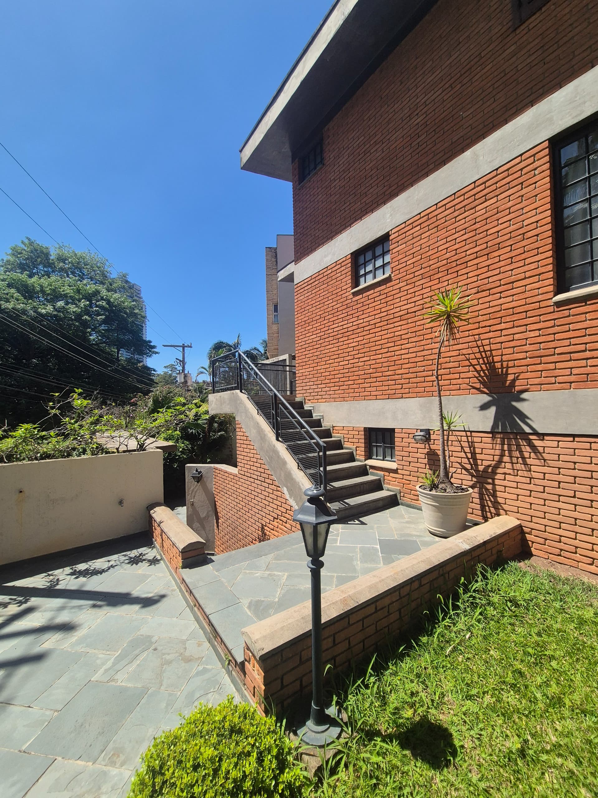 Fachada frontal de residência moderna com acabamento premium. | Residência Moderna - São Paulo